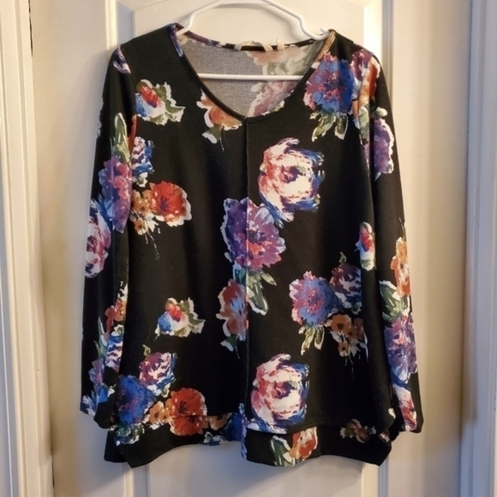 Women's Soft Surroundings top. Medium. Flowers. Like new. Long‎ sleeve.